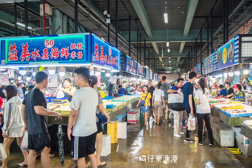 ｜高雄景點｜蚵仔寮觀光魚市場，來這裡買最新鮮的現撈漁貨，吃『尚青』的海鮮料理 - 阿婷的旅行札記。