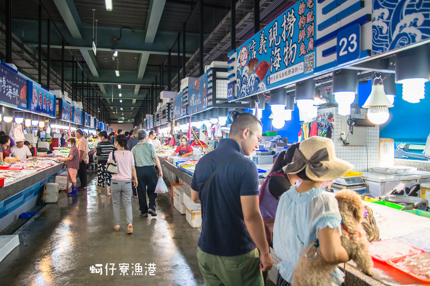 ｜高雄景點｜蚵仔寮觀光魚市場，來這裡買最新鮮的現撈漁貨，吃『尚青』的海鮮料理 - 阿婷的旅行札記。