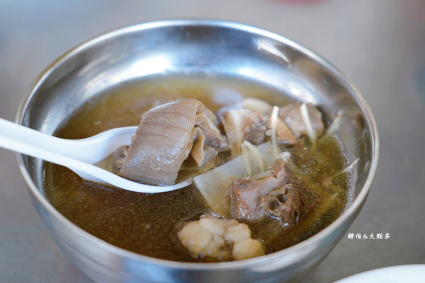 竹崎老店肉圓羊肉湯，羊大骨湯只要75元，在地老字號美食，鄰近