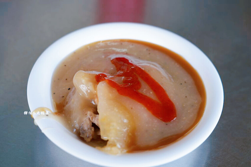 竹崎老店肉圓羊肉湯，羊大骨湯只要75元，在地老字號美食，鄰近