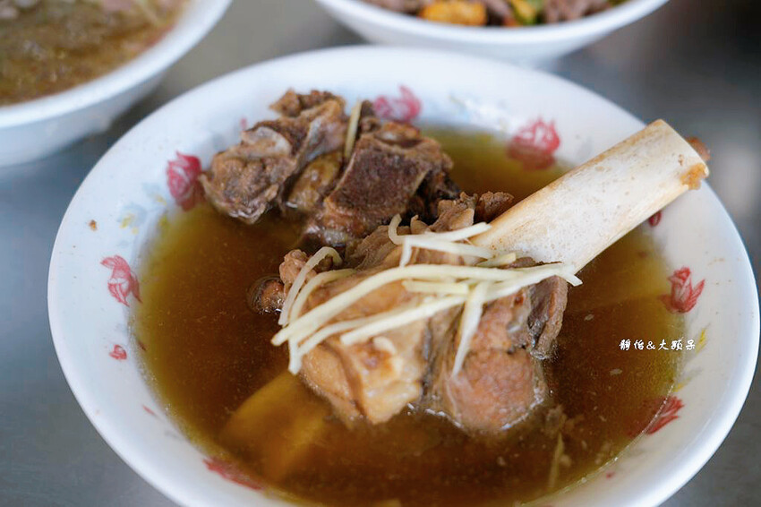 竹崎老店肉圓羊肉湯，羊大骨湯只要75元，在地老字號美食，鄰近