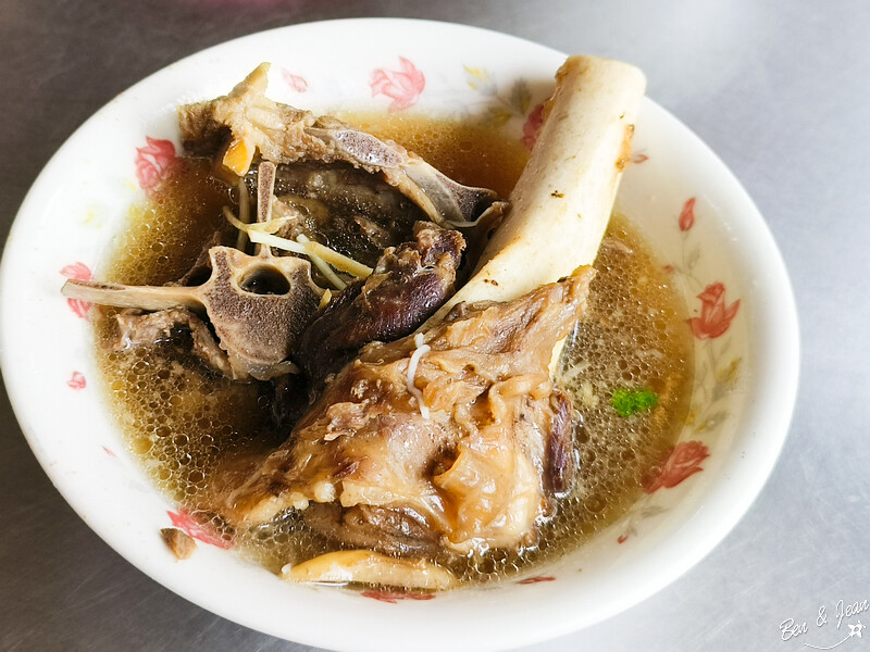 嘉義縣竹崎鄉竹崎老店肉圓羊肉湯》飄香八十餘年，吸管吸羊大骨湯，竹崎親水公園附近美食