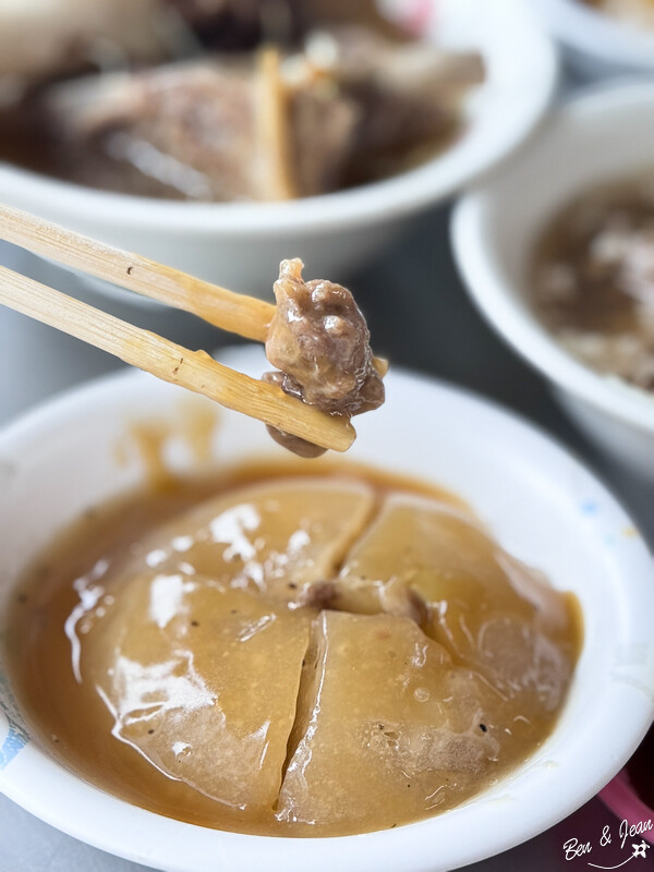 嘉義縣竹崎鄉竹崎老店肉圓羊肉湯》飄香八十餘年，吸管吸羊大骨湯，竹崎親水公園附近美食