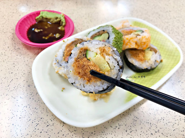 【嘉義 東區】根井壽司🍣🍣在地人熟知的體育館壽司,所有品項都平價,尤其炙燒鮭魚握壽司,口味驚艷、價格令人驚嚇,一次吃10貫沒在客氣,來嘉義別錯過啊!!