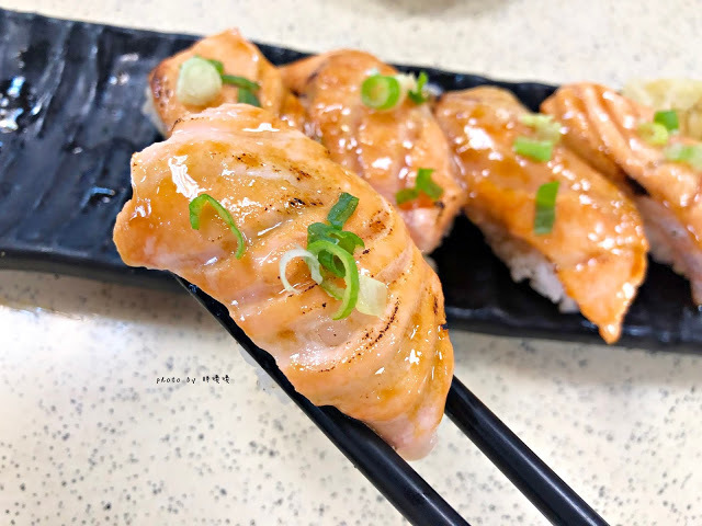 【嘉義 東區】根井壽司🍣🍣在地人熟知的體育館壽司,所有品項都平價,尤其炙燒鮭魚握壽司,口味驚艷、價格令人驚嚇,一次吃10貫沒在客氣,來嘉義別錯過啊!!