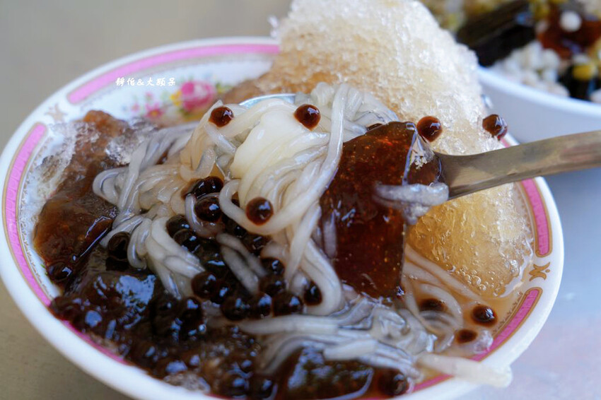 正老牌北興榕樹下粉條冰，六種配料只要45元，嘉義古早味阿婆粉