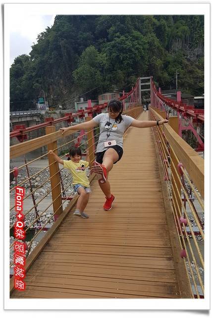 【谷關半日遊】百菇莊觀賞各式菇類，白冷冰棒消暑氣，點心白冷肉包大顆又好吃，八仙山轉彎處戲水，谷關小魚泡腳，沿途走走停停，慢慢享受吃、喝、玩、樂，很輕鬆的半日遊 !