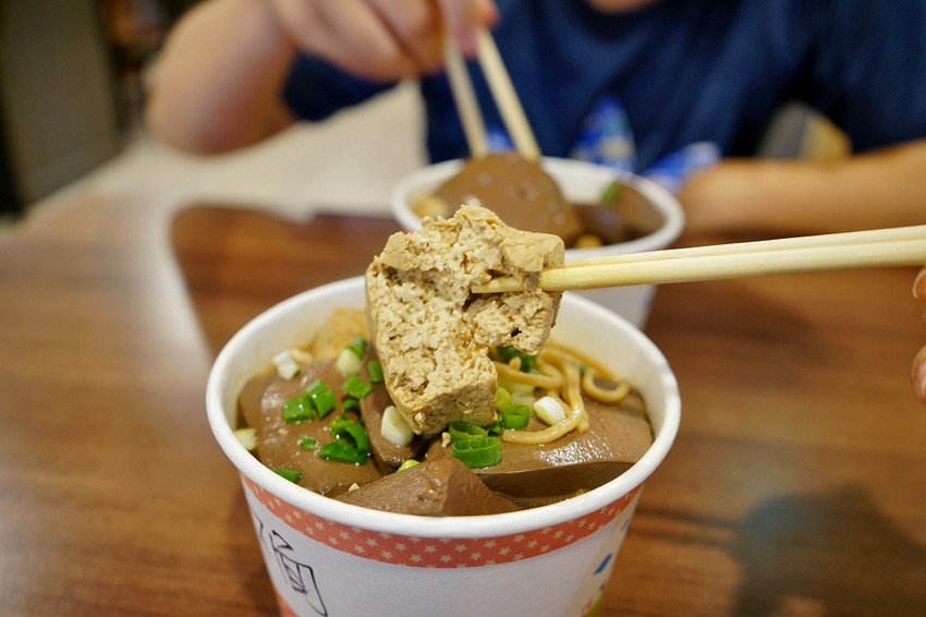 台北|大吉祥香豆富 淡水超好吃麻辣臭豆腐鴨血.淡江大學美食推薦! - 奇奇一起玩樂趣