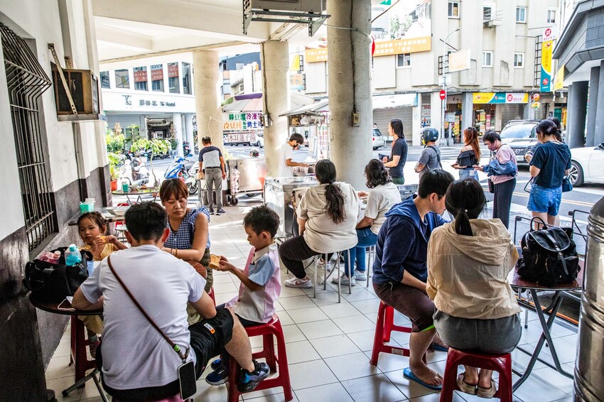 台中市中區阿斗伯冷凍芋｜在地三十年銅板美食！天氣越熱人越多的冷凍芋