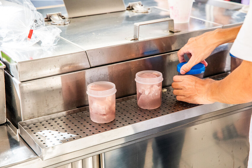 台中市中區阿斗伯冷凍芋｜在地三十年銅板美食！天氣越熱人越多的冷凍芋