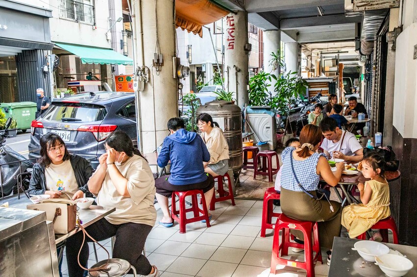 台中市中區阿斗伯冷凍芋｜在地三十年銅板美食！天氣越熱人越多的冷凍芋