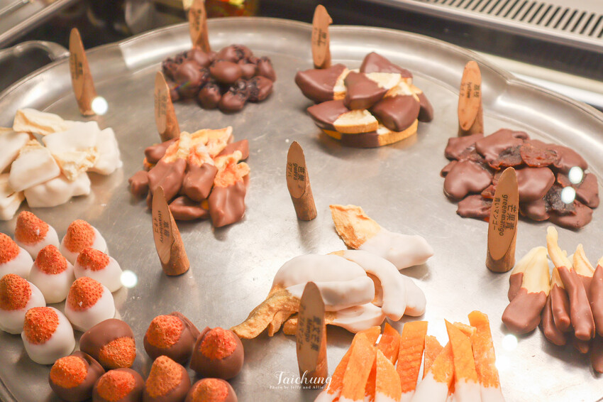 【台中景點】宮原眼科冰淇淋、飲品、餐廳、伴手禮專賣店，走進哈利波特的魔法圖書館！