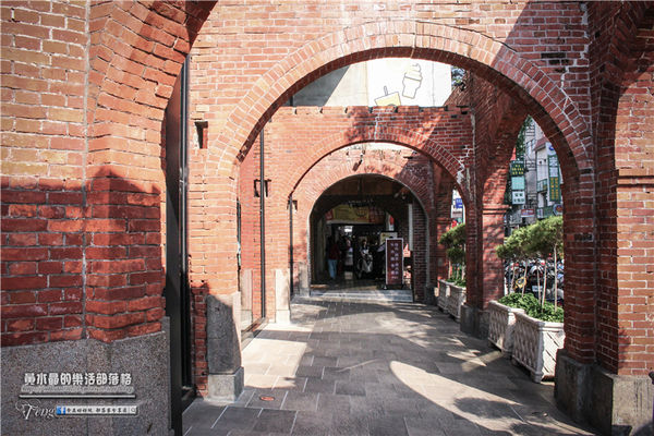 宮原眼科~台中中區(在百年紅磚騎樓上，品嚐超人氣的華麗冰淇淋)