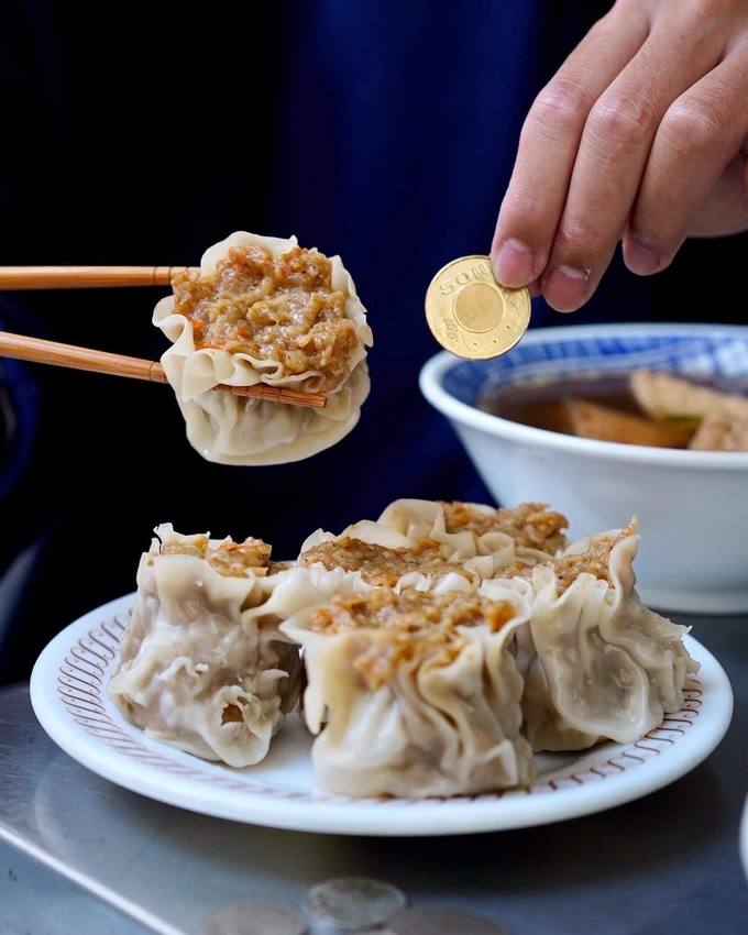 台中車站70年老字號『高家意麵』在地人從小吃到大。巨無霸燒賣只要15元銅板價!台中美食推薦