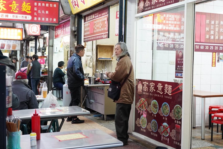 台中車站70年老字號『高家意麵』在地人從小吃到大。巨無霸燒賣只要15元銅板價!台中美食推薦