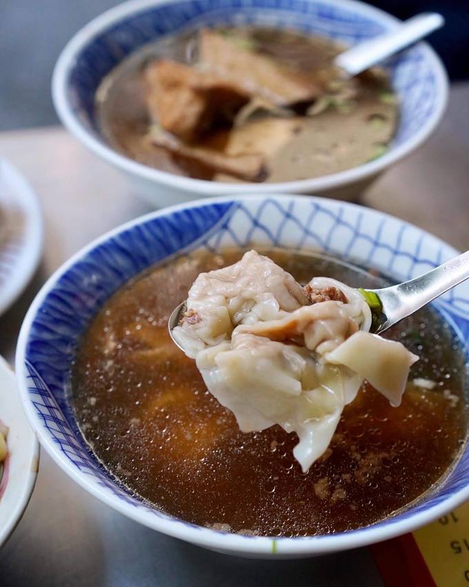 台中車站70年老字號『高家意麵』在地人從小吃到大。巨無霸燒賣只要15元銅板價!台中美食推薦