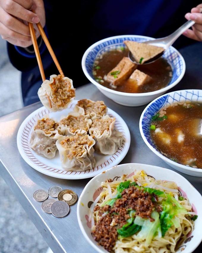 台中車站70年老字號『高家意麵』在地人從小吃到大。巨無霸燒賣只要15元銅板價!台中美食推薦