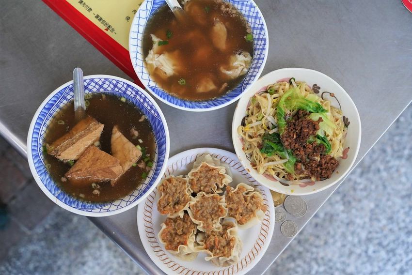 台中車站70年老字號『高家意麵』在地人從小吃到大。巨無霸燒賣只要15元銅板價!台中美食推薦