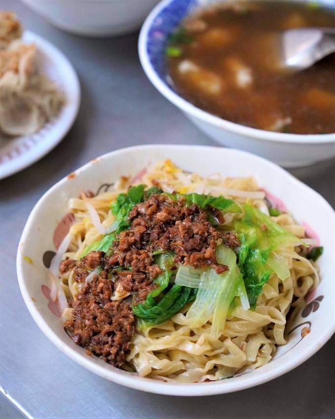 台中車站70年老字號『高家意麵』在地人從小吃到大。巨無霸燒賣只要15元銅板價!台中美食推薦