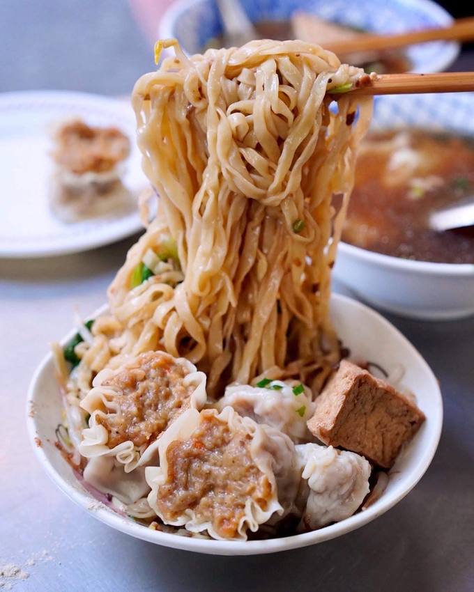 台中車站70年老字號『高家意麵』在地人從小吃到大。巨無霸燒賣只要15元銅板價!台中美食推薦