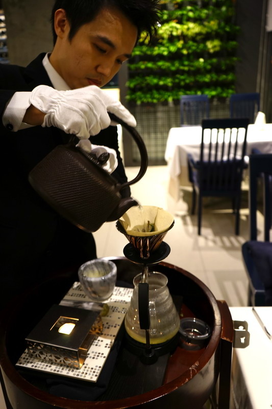 自已的龍蝦,自已花現--加line好友送龍蝦--現場打卡送龍蝦--史上最好吃的科學料理龍蝦套餐--活跳跳的活龍蝦精心計算,科學烹調是最美味的龍蝦料理--法月龍蝦大贈送不來可惜喔