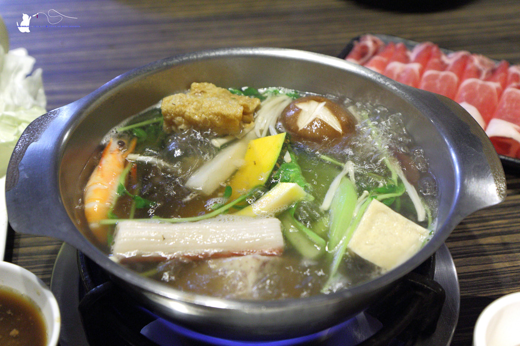 [食記] 台中 南屯區 || 雲爐鍋物 || 超值宵夜火鍋，湯頭好喝好特別^口^