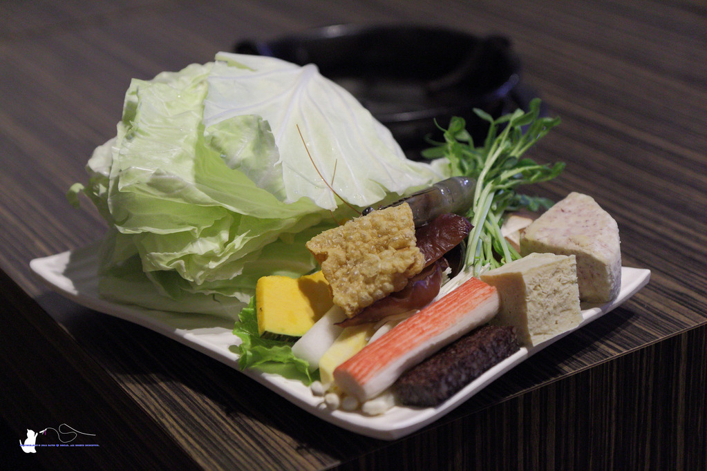 [食記] 台中 南屯區 || 雲爐鍋物 || 超值宵夜火鍋，湯頭好喝好特別^口^