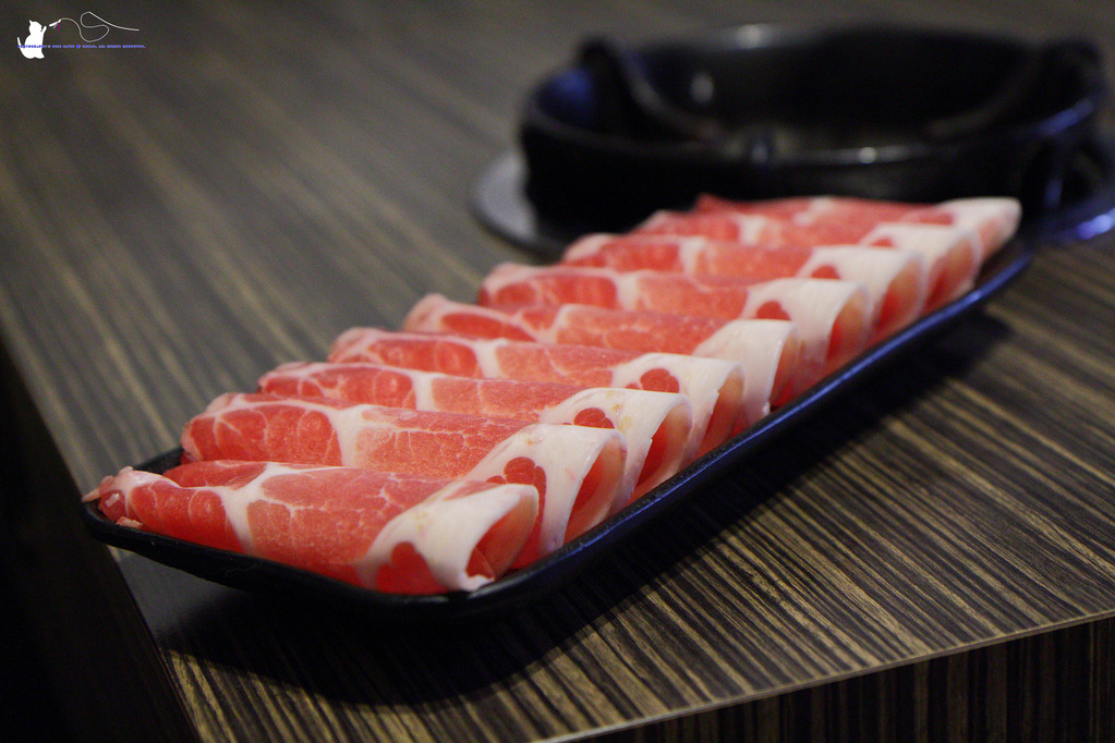 [食記] 台中 南屯區 || 雲爐鍋物 || 超值宵夜火鍋，湯頭好喝好特別^口^