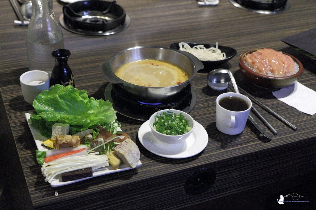[食記] 台中 南屯區 || 雲爐鍋物 || 超值宵夜火鍋，湯頭好喝好特別^口^
