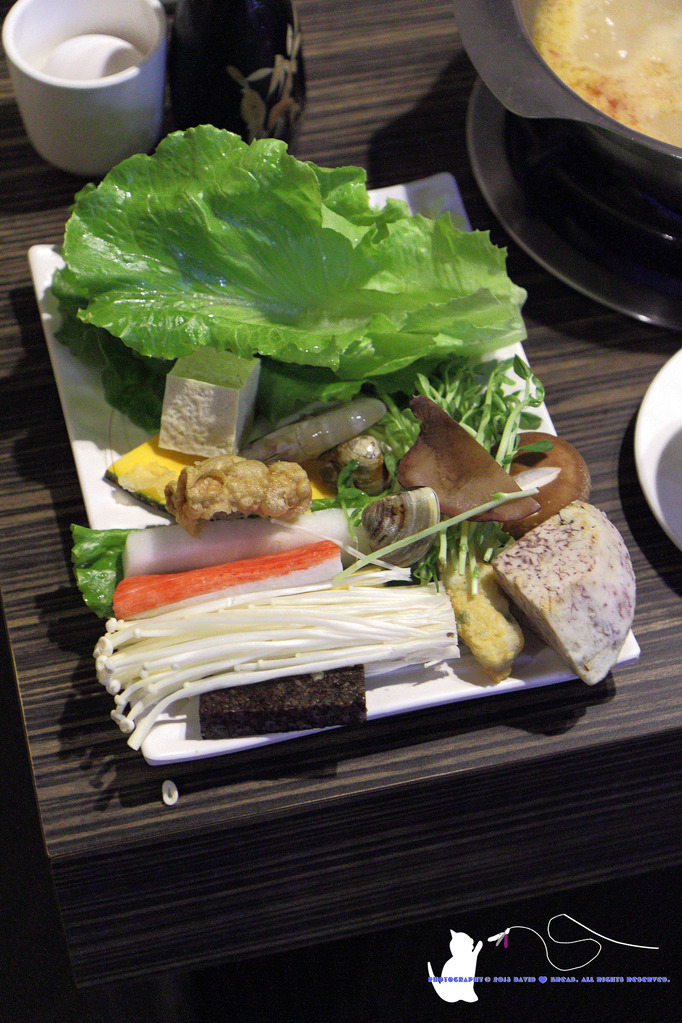 [食記] 台中 南屯區 || 雲爐鍋物 || 超值宵夜火鍋，湯頭好喝好特別^口^