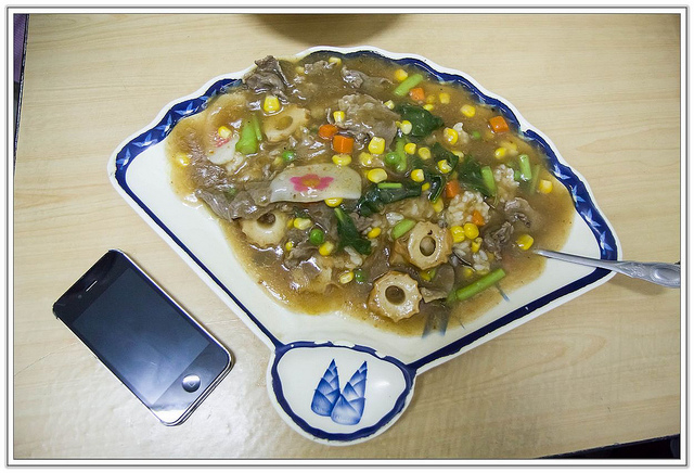 ╠基隆食記╣基隆在地人的小餐館 人潮多又吃得飽的 張仙燴飯