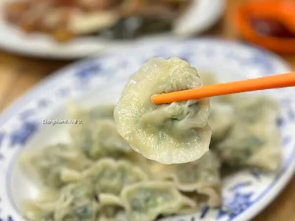 基隆老店【春興水餃店】韭菜水餃鮮香多汁,一個一口超嘴 ! 基隆老店【春興水餃店】韭菜水餃鮮香多汁,一個一口超嘴 !