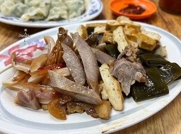 基隆老店【春興水餃店】韭菜水餃鮮香多汁,一個一口超嘴 ! 基隆老店【春興水餃店】韭菜水餃鮮香多汁,一個一口超嘴 !