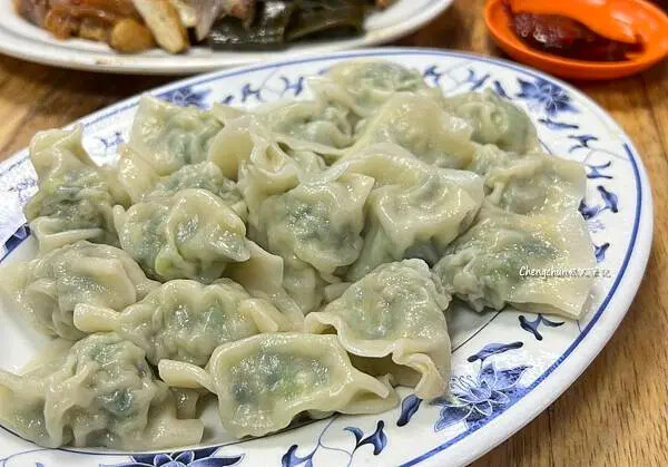 基隆老店【春興水餃店】韭菜水餃鮮香多汁,一個一口超嘴 ! 基隆老店【春興水餃店】韭菜水餃鮮香多汁,一個一口超嘴 !