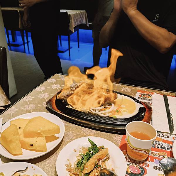 基隆歡樂牛排義二店~點主餐享自助吧吃到飽~不限時用餐~離火車