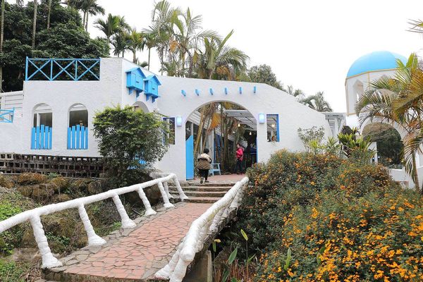 56號藍色公路咖啡：【雲林景點】古坑56號藍色公路咖啡。純白LOVE愛戀造景/咖啡、小火鍋、義大利麵、手工輕食鬆餅、下午茶/藍白色希臘地中海異國風情景觀咖啡廳/製造浪漫的約會求婚聖地