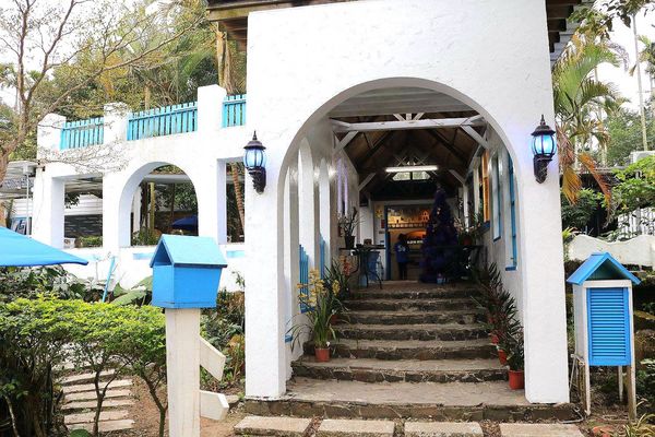 56號藍色公路咖啡：【雲林景點】古坑56號藍色公路咖啡。純白LOVE愛戀造景/咖啡、小火鍋、義大利麵、手工輕食鬆餅、下午茶/藍白色希臘地中海異國風情景觀咖啡廳/製造浪漫的約會求婚聖地