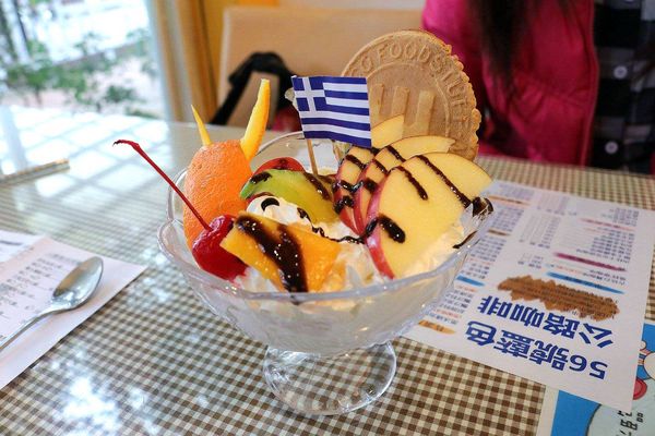 56號藍色公路咖啡：【雲林景點】古坑56號藍色公路咖啡。純白LOVE愛戀造景/咖啡、小火鍋、義大利麵、手工輕食鬆餅、下午茶/藍白色希臘地中海異國風情景觀咖啡廳/製造浪漫的約會求婚聖地