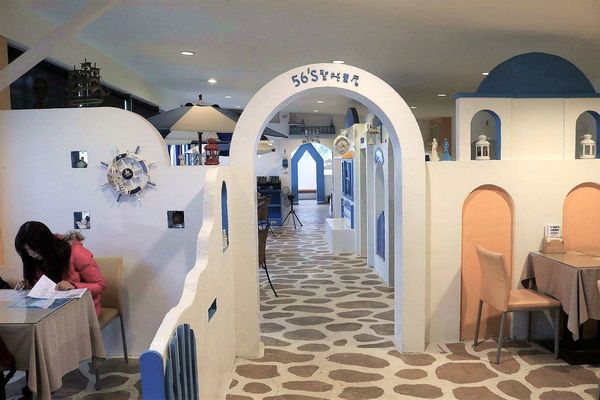 56號藍色公路咖啡：【雲林景點】古坑56號藍色公路咖啡。純白LOVE愛戀造景/咖啡、小火鍋、義大利麵、手工輕食鬆餅、下午茶/藍白色希臘地中海異國風情景觀咖啡廳/製造浪漫的約會求婚聖地