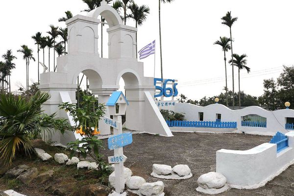 56號藍色公路咖啡：【雲林景點】古坑56號藍色公路咖啡。純白LOVE愛戀造景/咖啡、小火鍋、義大利麵、手工輕食鬆餅、下午茶/藍白色希臘地中海異國風情景觀咖啡廳/製造浪漫的約會求婚聖地