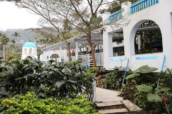 56號藍色公路咖啡：【雲林景點】古坑56號藍色公路咖啡。純白LOVE愛戀造景/咖啡、小火鍋、義大利麵、手工輕食鬆餅、下午茶/藍白色希臘地中海異國風情景觀咖啡廳/製造浪漫的約會求婚聖地