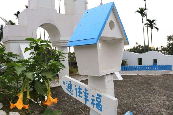 56號藍色公路咖啡：【雲林景點】古坑56號藍色公路咖啡。純白LOVE愛戀造景/咖啡、小火鍋、義大利麵、手工輕食鬆餅、下午茶/藍白色希臘地中海異國風情景觀咖啡廳/製造浪漫的約會求婚聖地