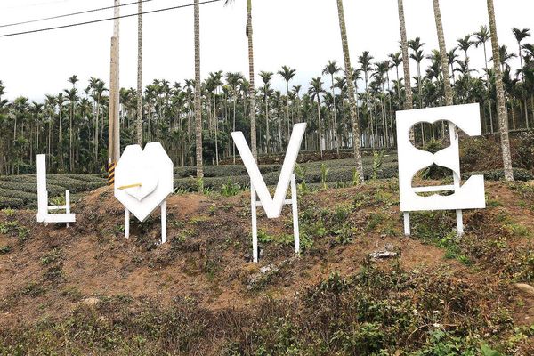 56號藍色公路咖啡：【雲林景點】古坑56號藍色公路咖啡。純白LOVE愛戀造景/咖啡、小火鍋、義大利麵、手工輕食鬆餅、下午茶/藍白色希臘地中海異國風情景觀咖啡廳/製造浪漫的約會求婚聖地