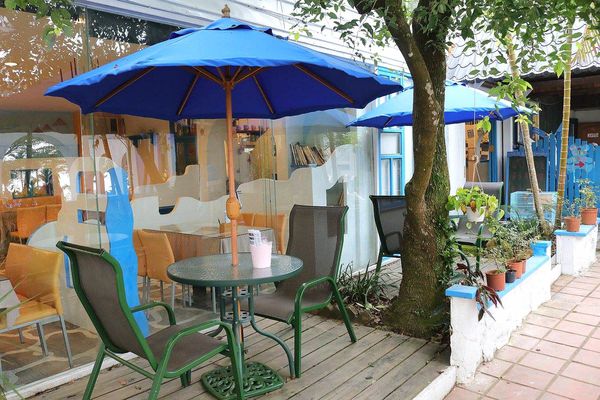 56號藍色公路咖啡：【雲林景點】古坑56號藍色公路咖啡。純白LOVE愛戀造景/咖啡、小火鍋、義大利麵、手工輕食鬆餅、下午茶/藍白色希臘地中海異國風情景觀咖啡廳/製造浪漫的約會求婚聖地