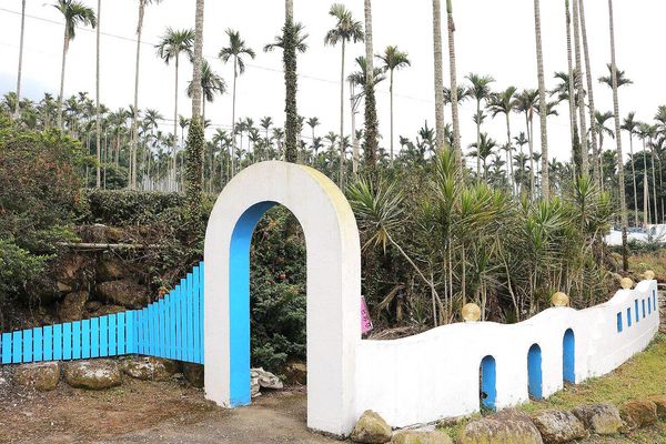 56號藍色公路咖啡：【雲林景點】古坑56號藍色公路咖啡。純白LOVE愛戀造景/咖啡、小火鍋、義大利麵、手工輕食鬆餅、下午茶/藍白色希臘地中海異國風情景觀咖啡廳/製造浪漫的約會求婚聖地