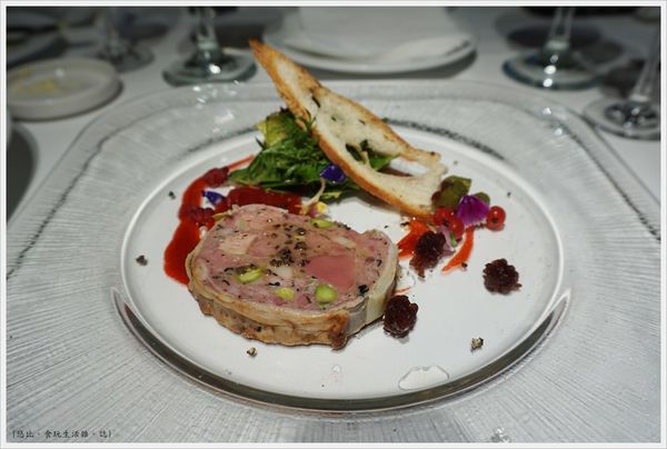 法三小館-18-黑松露鴨肉陶罐派搭花園沙拉榛果紅莓油醋汁.JPG