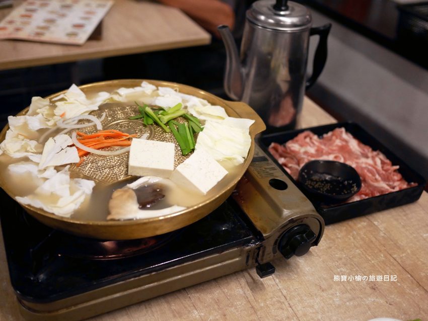 【台中美食】韓鄉韓國料理市府總店,50種韓式小菜吃到飽,每人低消180元,平價經濟實惠午晚餐推薦!內文附詳細菜單介紹。 @熊寶小榆の旅遊日記