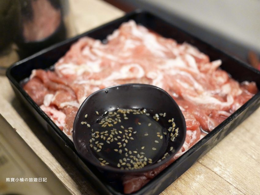 【台中美食】韓鄉韓國料理市府總店,50種韓式小菜吃到飽,每人低消180元,平價經濟實惠午晚餐推薦!內文附詳細菜單介紹。 @熊寶小榆の旅遊日記