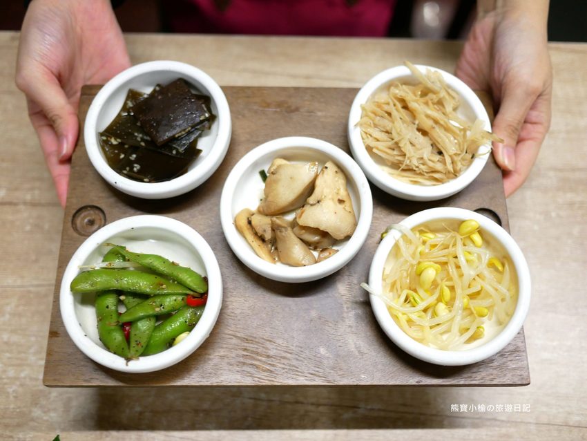 【台中美食】韓鄉韓國料理市府總店,50種韓式小菜吃到飽,每人低消180元,平價經濟實惠午晚餐推薦!內文附詳細菜單介紹。 @熊寶小榆の旅遊日記