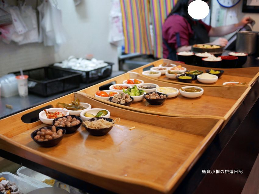 【台中美食】韓鄉韓國料理市府總店,50種韓式小菜吃到飽,每人低消180元,平價經濟實惠午晚餐推薦!內文附詳細菜單介紹。 @熊寶小榆の旅遊日記